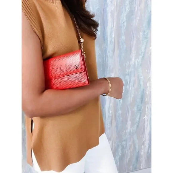 SALE! Louis Vuitton International Epi Wallet on chain ❤️ - Picture 3 of 16